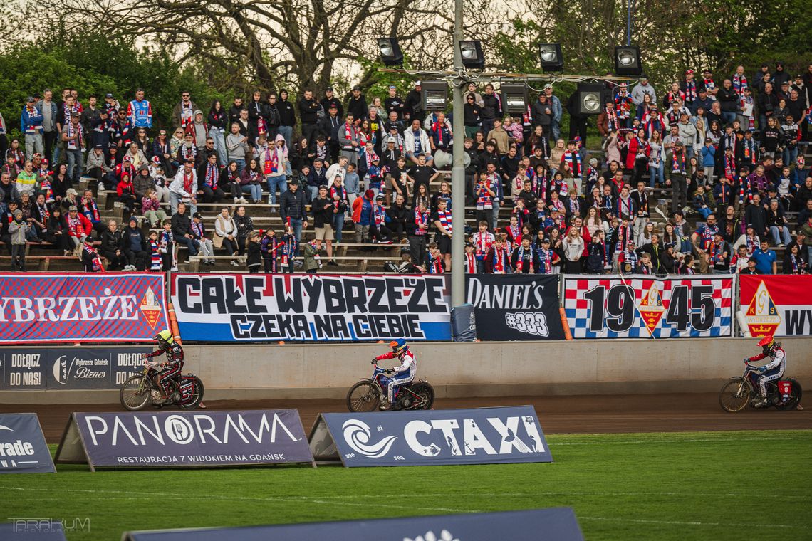 Wybrzeże Gdańsk wraca na zaplecze ekstraligi. Stadion czeka na ważne inwestycje Żużlowcy sprawili awansem kibicom Wybrzeża sporo radości