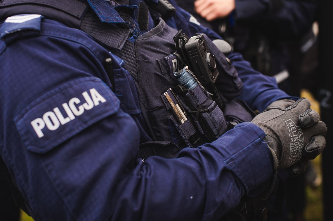 Wychłodzony leżał w pustostanie. Uratowali go dzielnicowi Zblewo: Wychłodzony leżał w pustostanie. Pomogli mu dzielnicowi