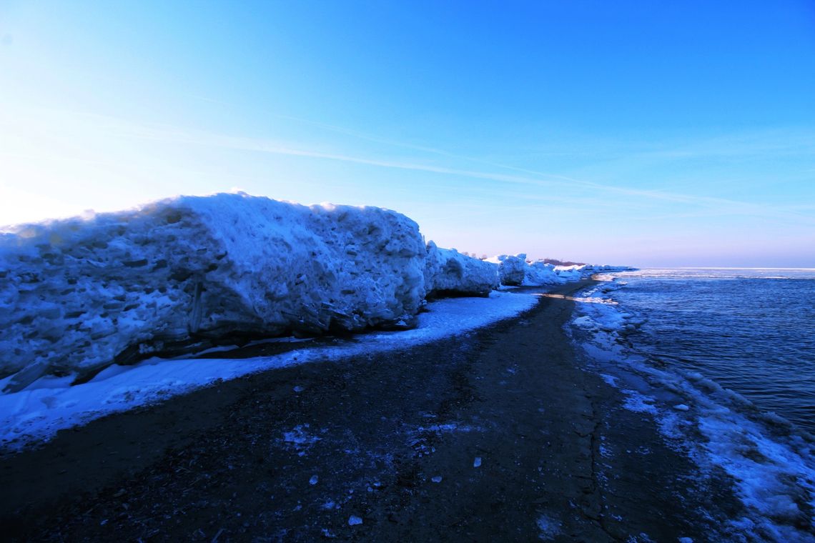 Wyjątkowe zjawisko nad Bałtykiem! "Lodowe tsunami" na plaży w Mikoszewie