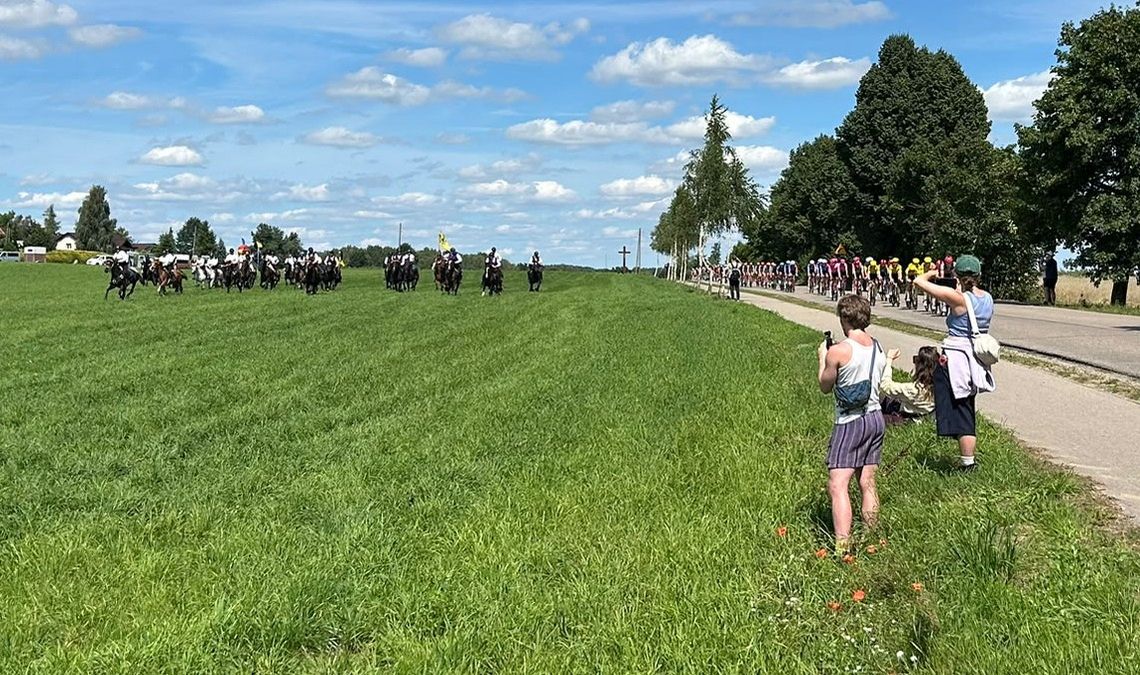 Wyjątkowy obrazek na Tour de Pologne. Kaszubscy Kuczerzy pojechali obok peletonu Wyjątkowy obrazek na Tour de Pologne. Kaszubscy Kuczerzy pojechali obok peletonu