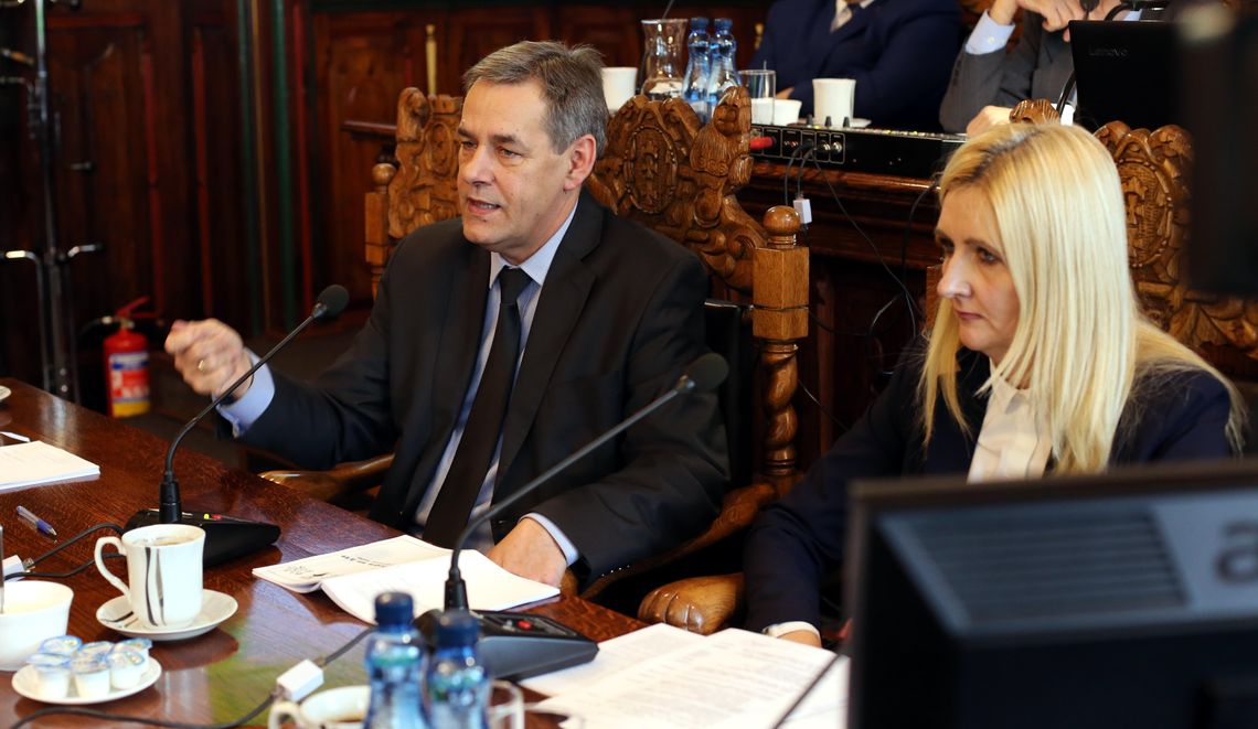 Burmistrz Chojnic z podwyżką? Opozycja apeluje o honor, urzędnicy tłumaczą się przepisami Wynagrodzenie burmistrza Chojnic w górę. Opozycja apeluje o... honor