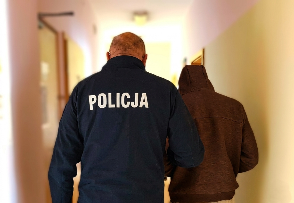Wynosił kawę pod kurtką i w plecaku. Ukradł prawie 50 opakowań
