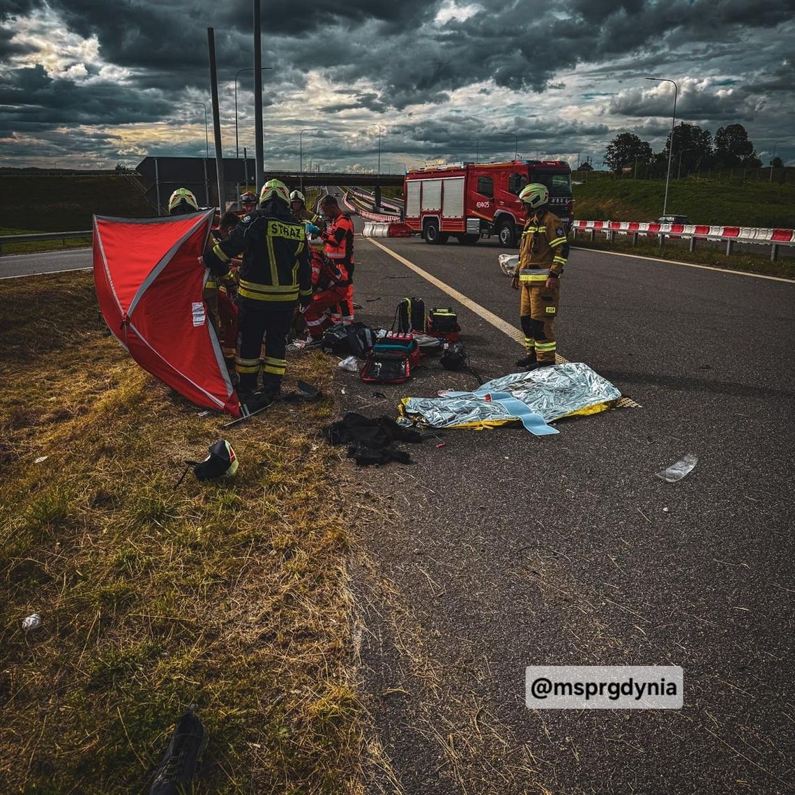Wypadek na S6 w Chwaszczynie. Motocyklista wjechał w bariery, w akcji LPR