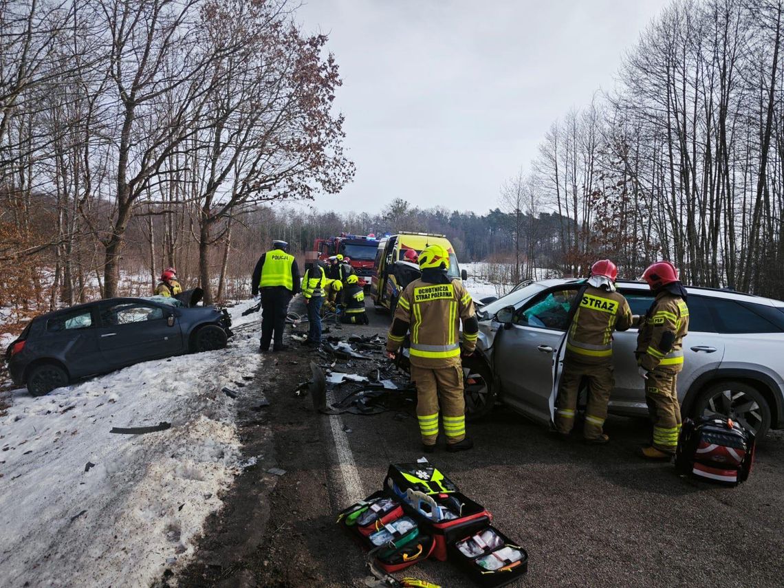 Wypadek na trasie Główczyce-Słupsk! Dwie osoby ranne. Droga jest zablokowana wypadek na drodze 213 Główczyce-Słupsk, Będziechowo