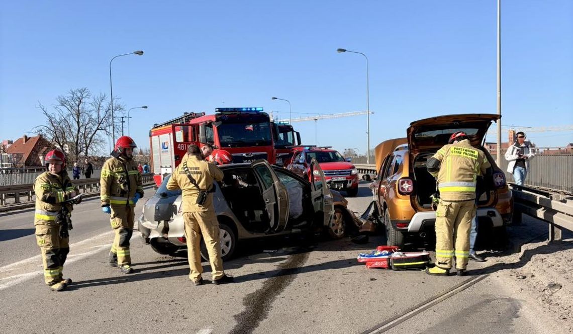 Wypadek na wiadukcie w Malborku! Zderzyły się dwa samochody osobowe Wypadek na wiadukcie w Malborku! Zderzyły się dwa samochody osobowe