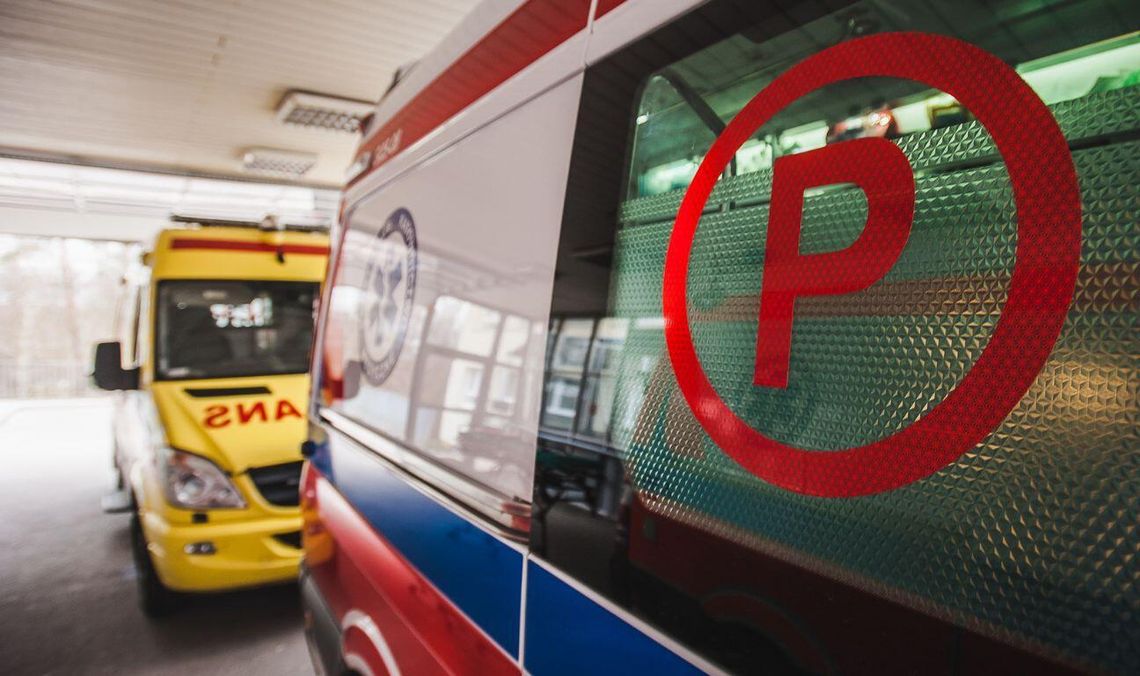 Wypadek podczas przycinania drzewa w Robakowie. Mężczyzna spadł z wysokości 12 metrów Wypadek podczas przycinania drzewa w Robakowie. Mężczyzna spadł z wysokości 12 metrów
