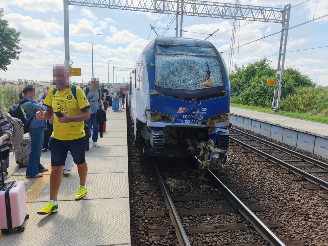 Wypadek w Czarlinie pod Tczewem. Pociąg zderzył się z przyczepą rolniczą Pod Tczewem pociąg zderzył się z przyczepą rolniczą. Ruch kolejowy wstrzymany!