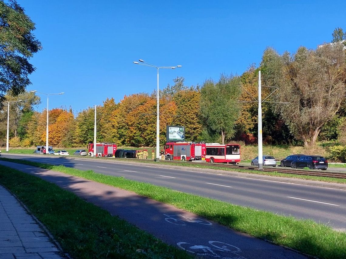 przewrócony samochód na ul. Nowolipie w Gdańsku