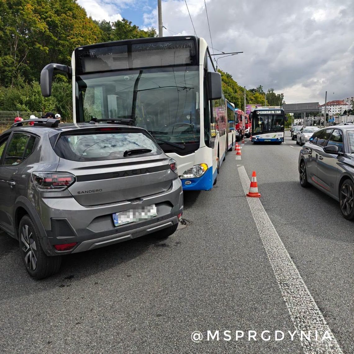Wypadek w Gdyni! Zderzenie autobusu z Dacią na ul. Chwaszczyńskiej wypadek, Gdynia