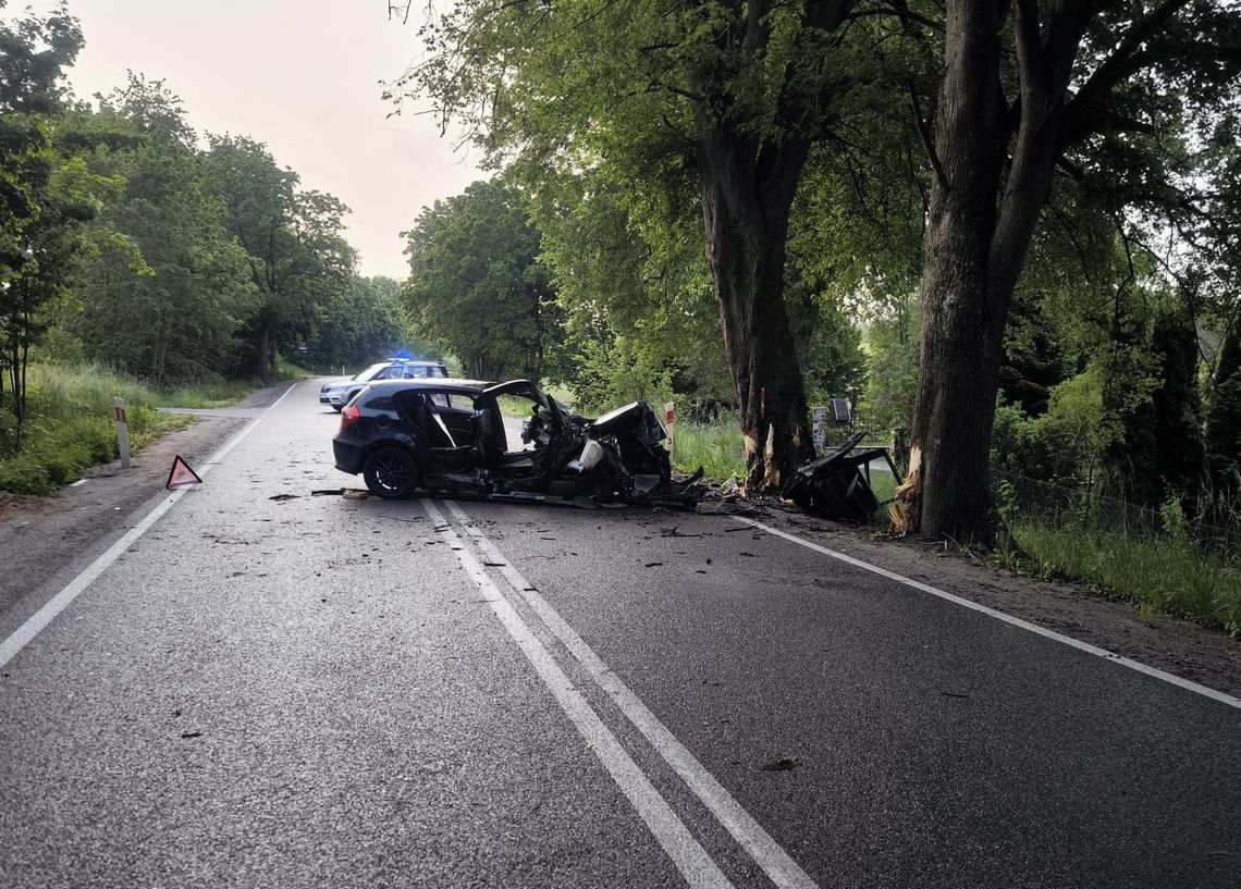 Wypadek w Kobysewie! BMW uderzyło w drzewo, trzy osoby w szpitalu