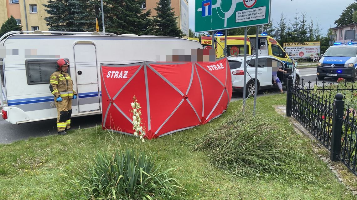 Wypadek w Miastku! Pieszy wpadł między auto a przyczepę kempingową potrącenie pieszego, Miastko