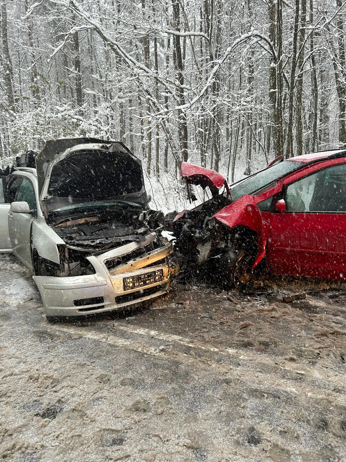 Wypadek w Pałubicach! Zderzenie czołowe dwóch aut 