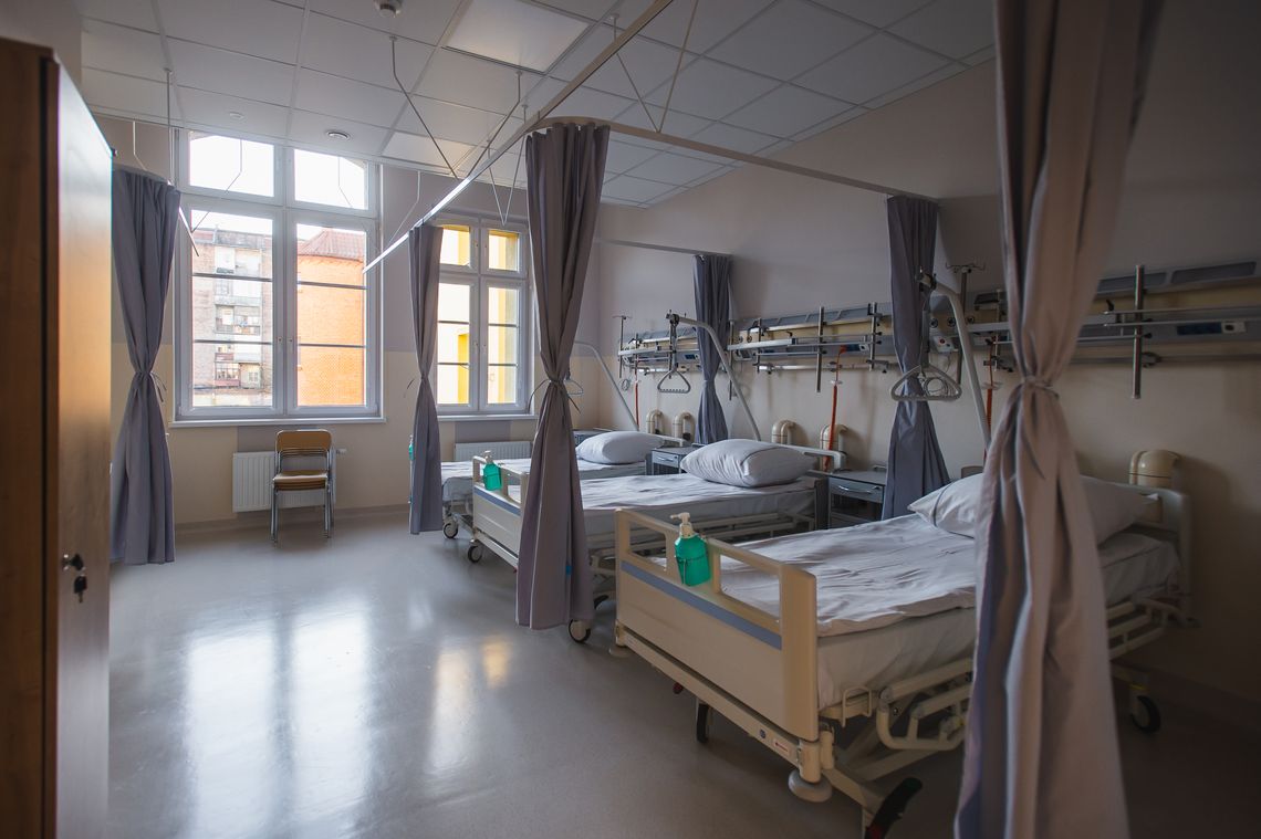Wzrost zachorowań na covid. Kolejne szpitale ograniczają odwiedziny i wprowadzają nakaz noszenia maseczek