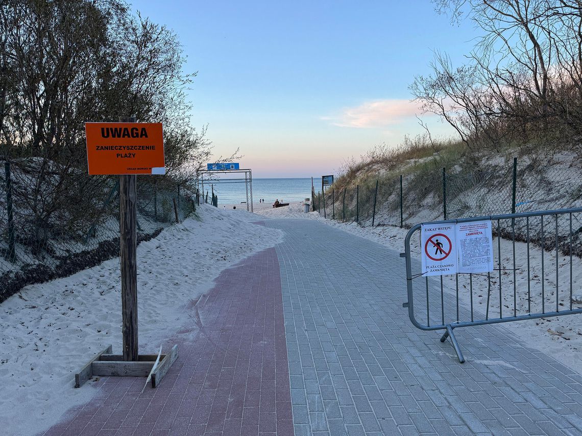 Z części plaż w Ustce usunięto już tajemniczą substancję. Nadal trzeba zachować ostrożność Z części plaż w Ustce usunięto już tajemniczą substancję. Nadal trzeba zachować ostrożność