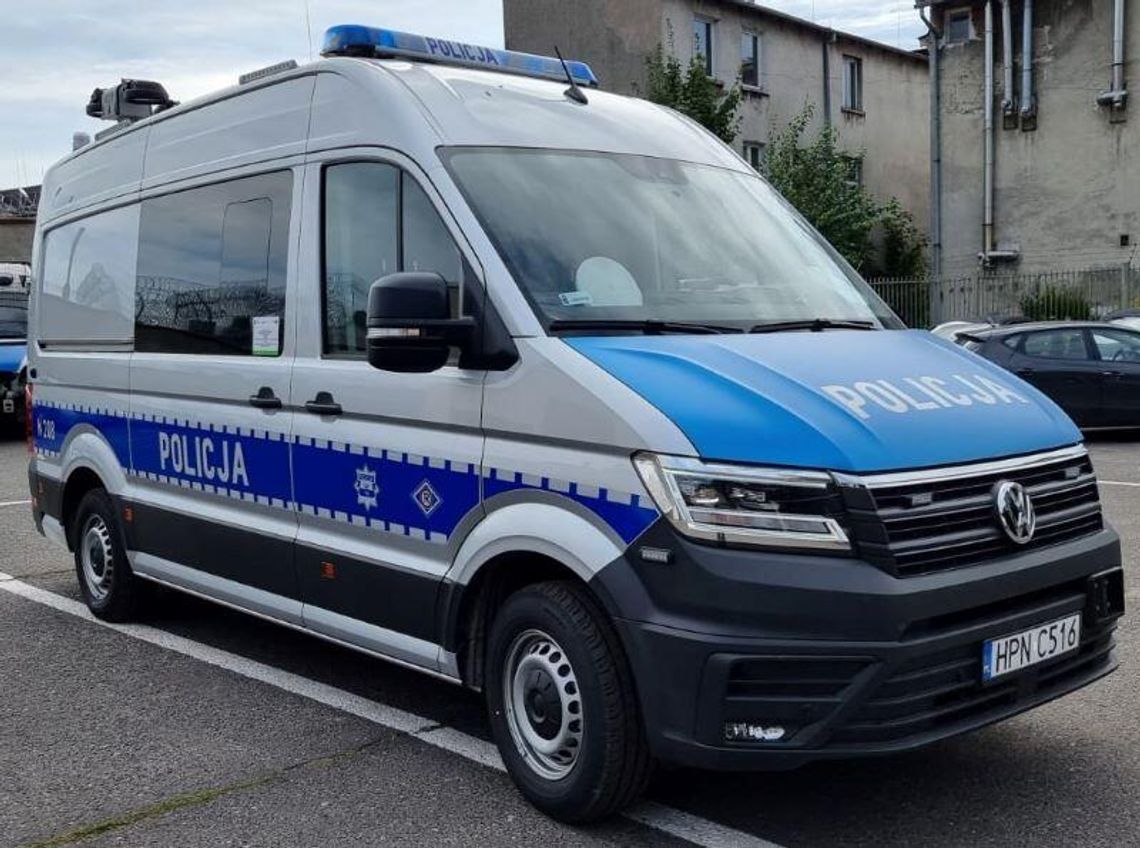 Z okna rzucił butelką w policyjny radiowóz. Potem ukrył się w mieszkaniu Gdynia: Z okna rzucił butelką w policyjny radiowóz. Potem ukrył się w mieszkaniu