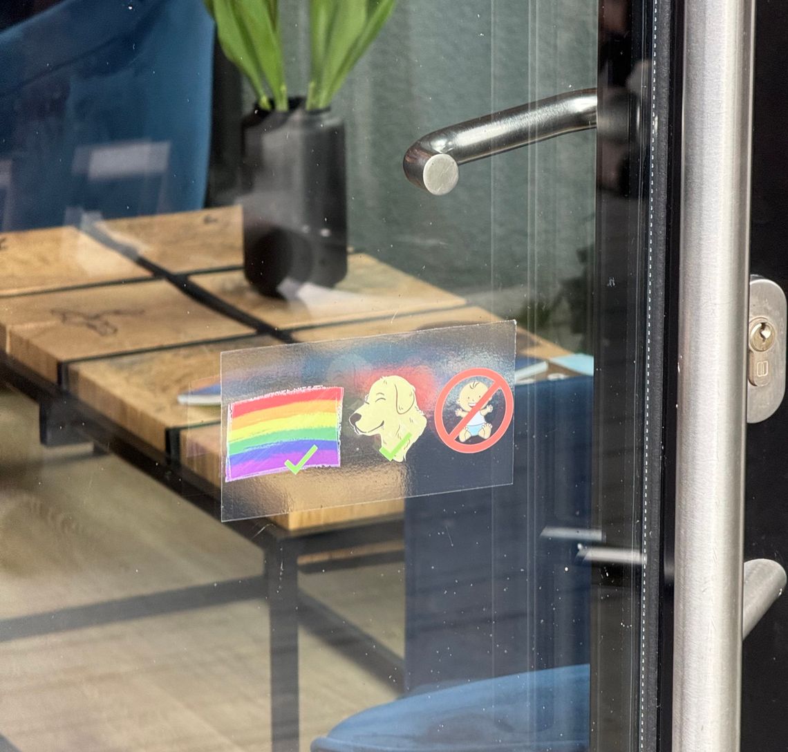 naklejka w jednym z hoteli nad Bałtykiem informująca o tym, że nie mogą w nim przebywać dzieci