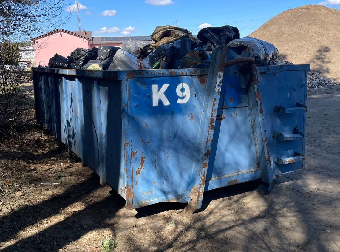 Z Raduni wyciągnęli dwa kontenery śmieci. Jednego śmieciarza namierzyli po... śmieciach