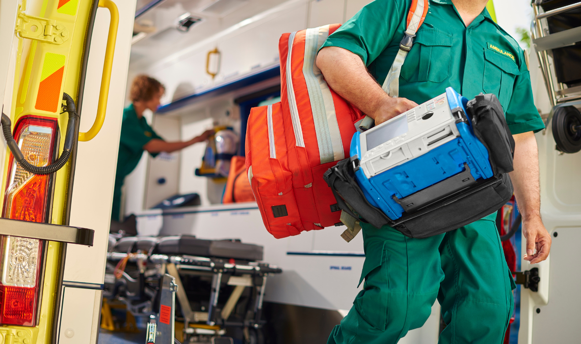 Zaatakował ratownika, gdy ten usiłował mu pomóc. Agresywny pacjent był pod wpływem