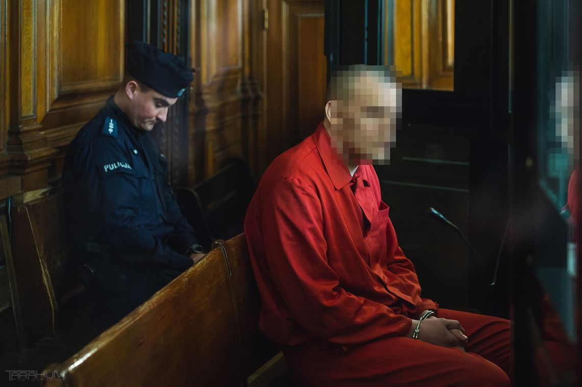 Zabójca Adamowicza w trakcie rozprawy zerwał policjantowi pagon