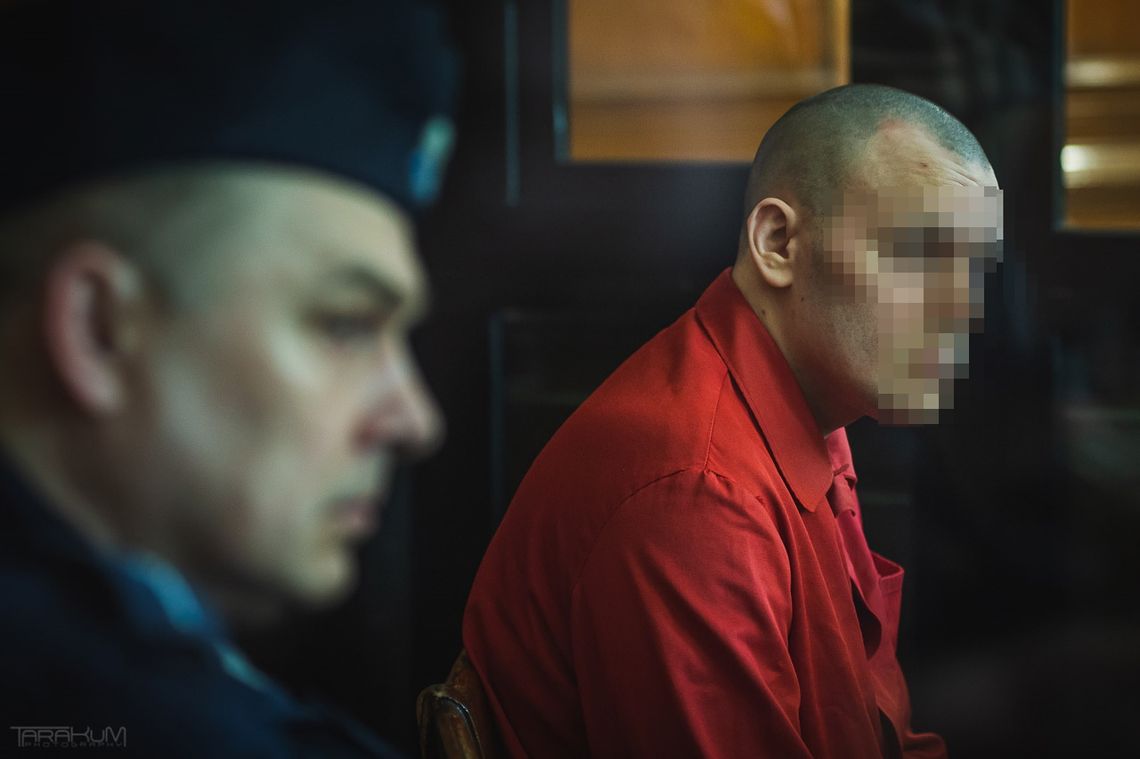 Zabójca Pawła Adamowicza poza salą sądową rozmawia i odpowiada spontanicznie