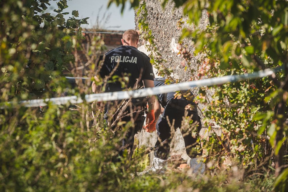 policjanci na miejscu zabójstwa noworodków w Czernikach