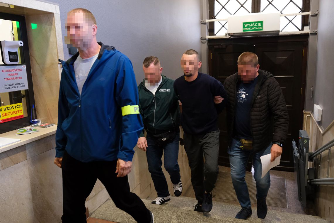 Zabójstwo taksówkarza w Czersku. 27-latek planował zbrodnię od miesięcy. Znał swoją ofiarę Mateusz G., doprowadzenie do prokuratury