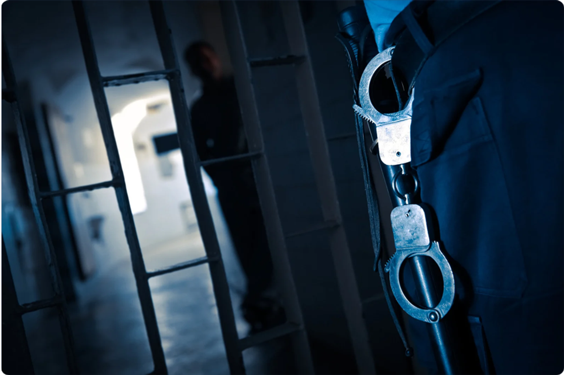 Zabójstwo w Gdańsku! Po kłótni współlokatorów zginął 37-latek, 49-latek trafił do aresztu kajdanki, więzienie, zdjęcie ilustracyjne