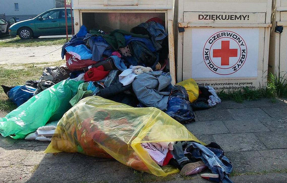 Zaczynamy tonąć w tekstyliach. Gmina Chojnice stawia nowe kontenery na ubrania