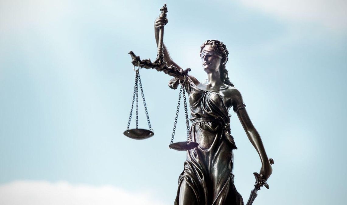 Zadał krewnemu 240 ciosów nożem i... wyszedł na wolność. Zaskakujący wyrok sądu