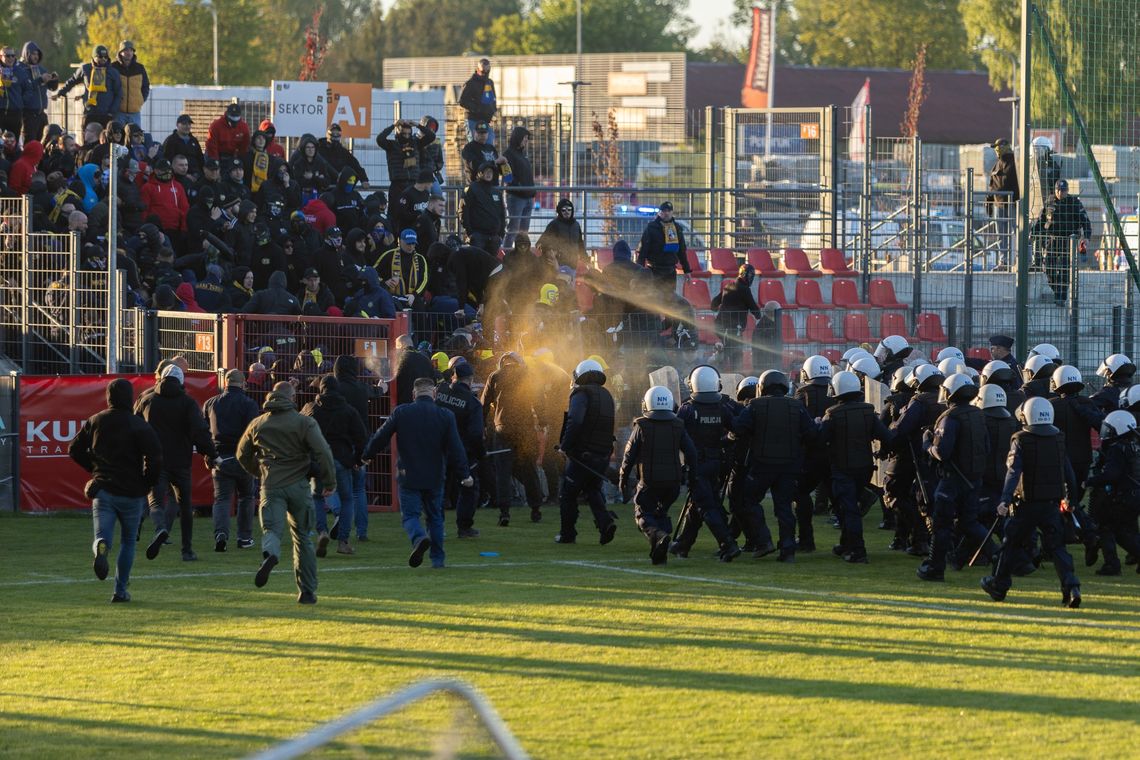 Zadyma na meczu Gryf Słupsk - Elana Toruń! Rannych dwóch policjantów
