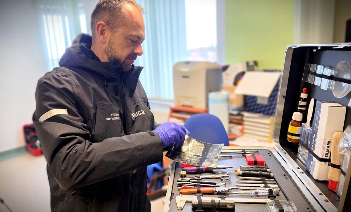 Zaginiona 83-latka odnaleziona. Policjant w czasie wolnym od służby pomógł kobiecie wrócić do domu technik kryminalistyki w trakcie pracy z walizką kryminalistyczną