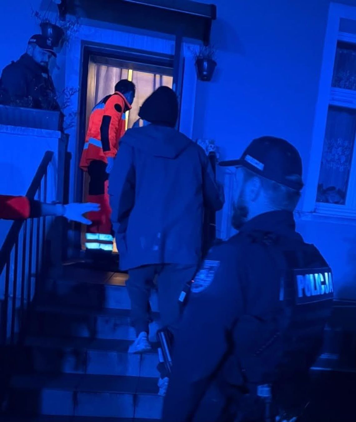 Zagubiony senior w środku nocy na jezdni. Sopoccy policjanci szybko zareagowali Policja i ratownicy medyczni odwieźli seniora do domu.