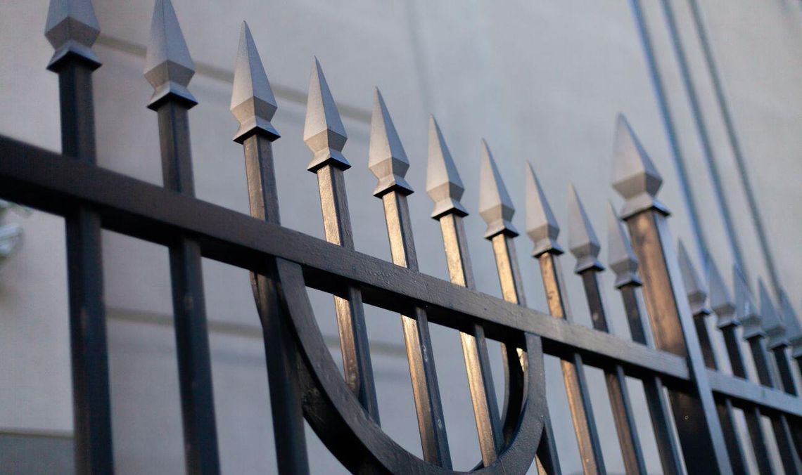 Zakaz ostrych płotów, obowiązkowe windy i panele słoneczne. Zmiany w prawie budowlanym