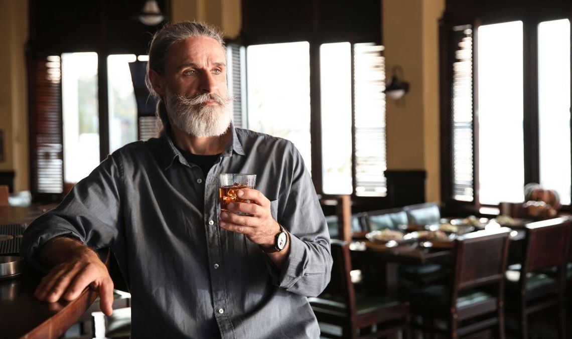 mężczyzna z alkoholem w szklance, zdjęcie ilustracyjne