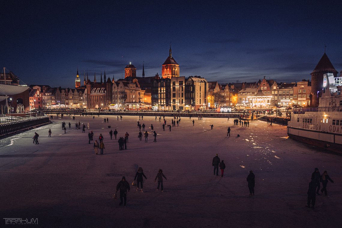 Zamarznięta Motława przyciąga tłumy. Policja ostrzega przed niebezpieczeństwem