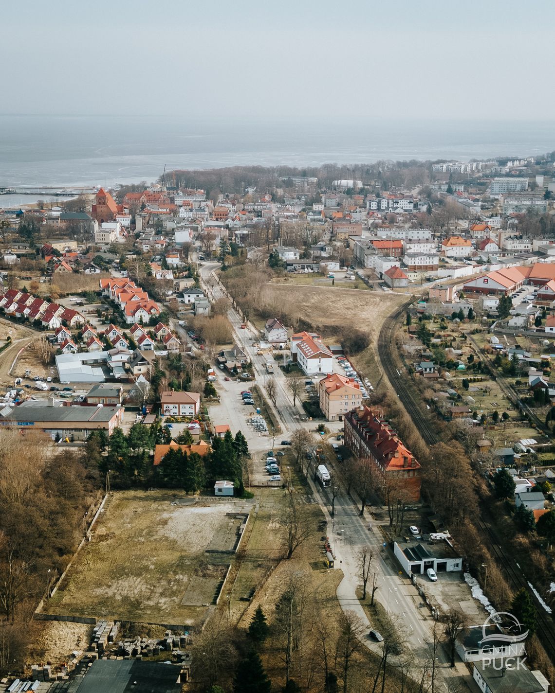 Zamknięty główny wjazd i brak pociągów. Duże utrudnienia w Pucku