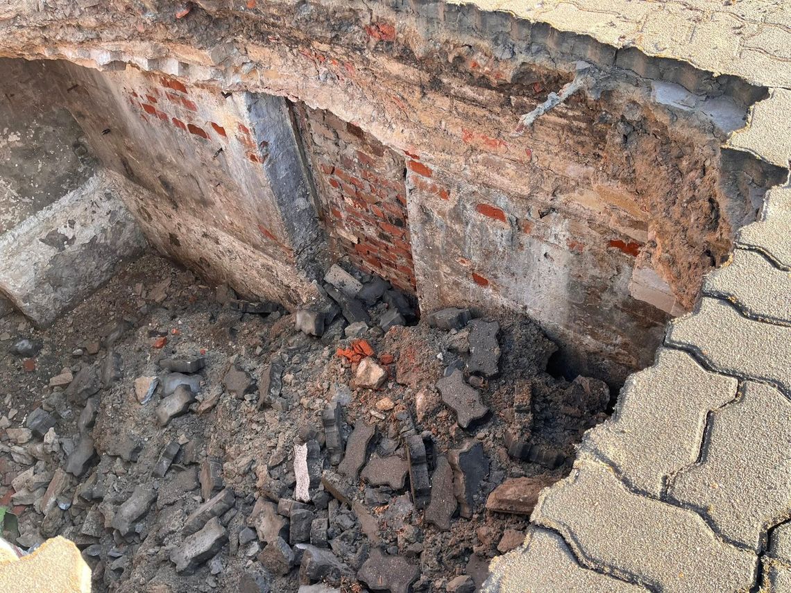 Zapadła się ziemia na parkingu przy zamku w Człuchowie! Dwa samochody w osuwisku osouwisko pod zamkiem w Człuchowie