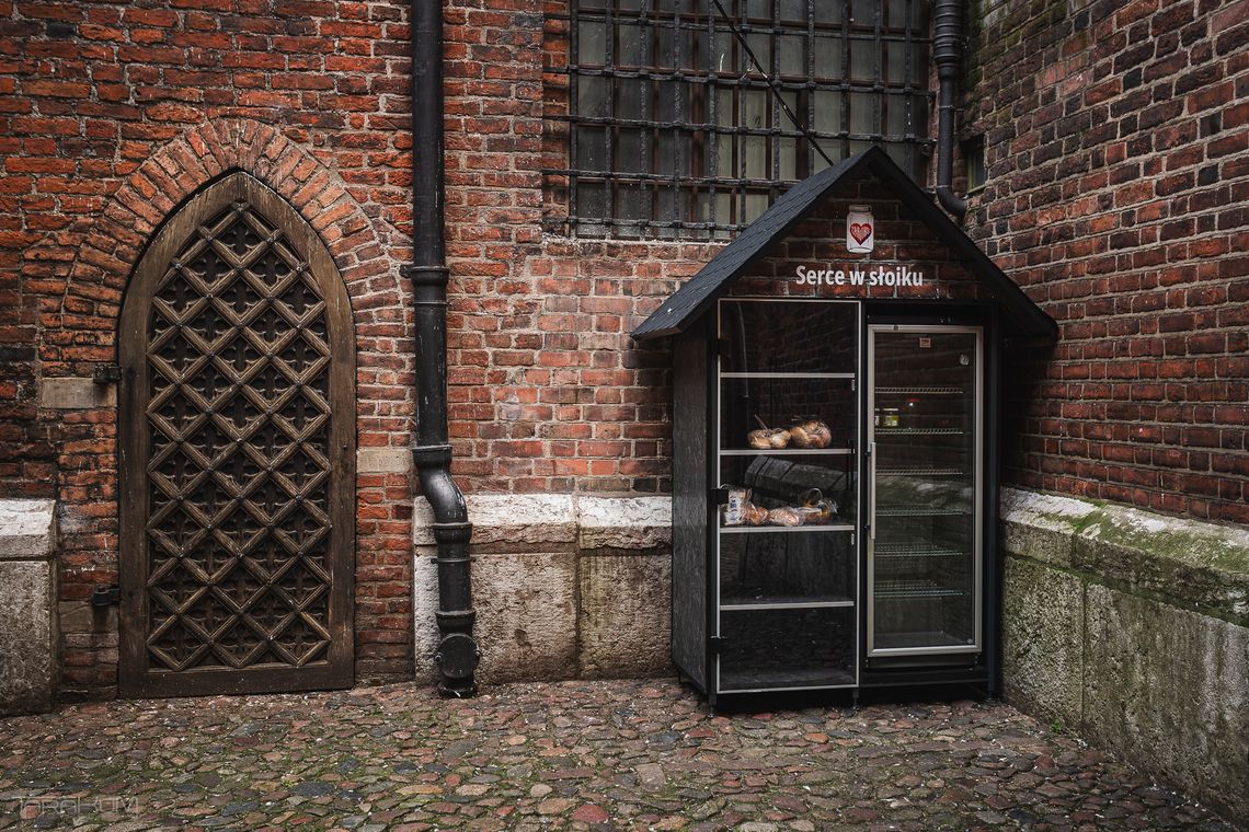 nowa lodówka społeczna przy bazylice Mariackiej w Gdańsku