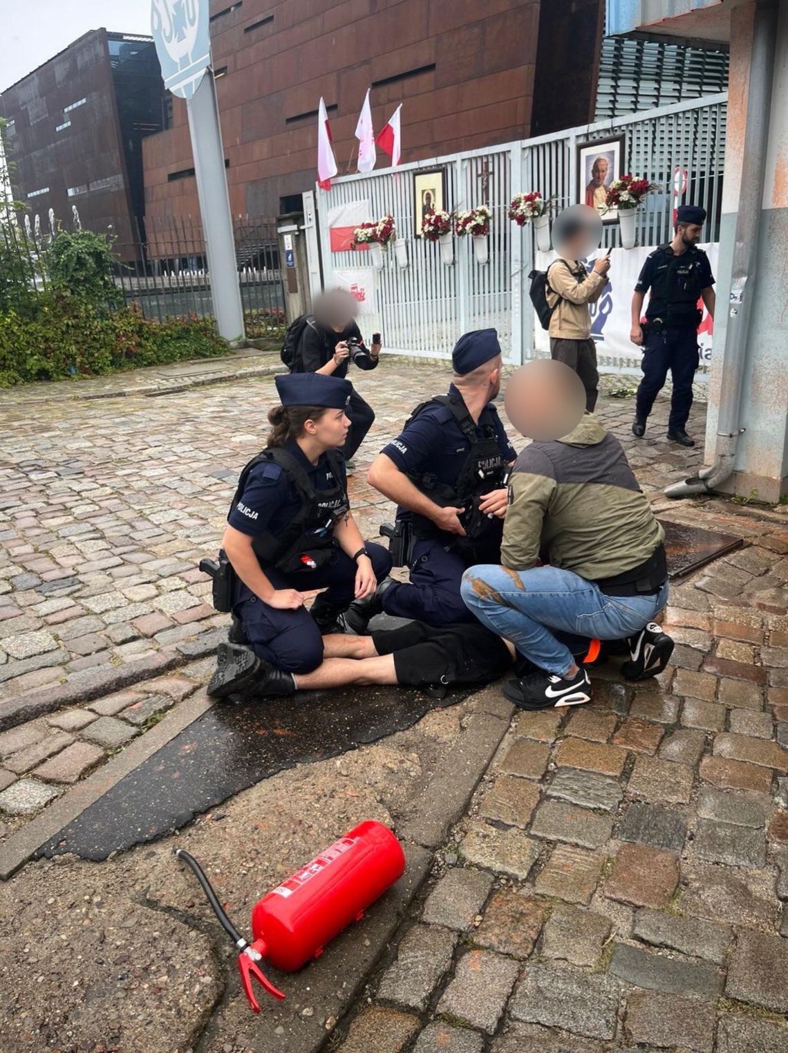 zatrzymanie aktywistów Ostatniego Pokolenia przy Bramie nr 2 Stoczni Gdańskiej