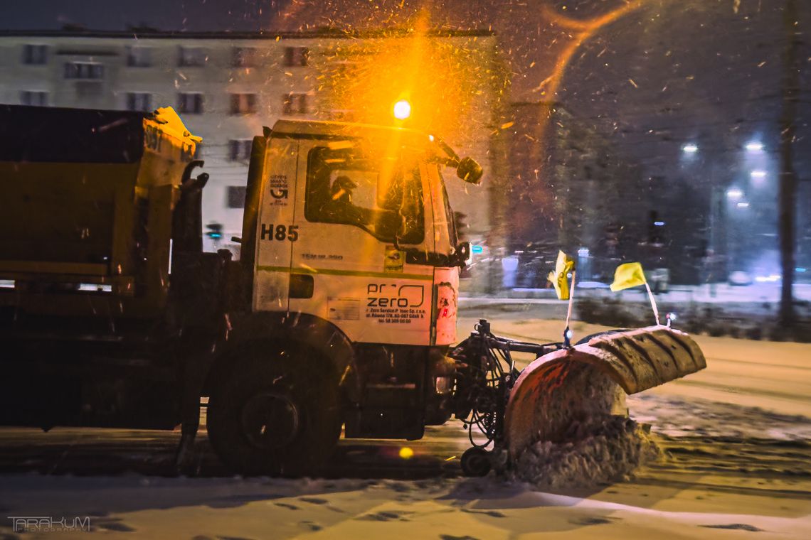 Zaspa odcięła wieś pod Słupskiem. Pług nawiózł hałdę śniegu... i odjechał