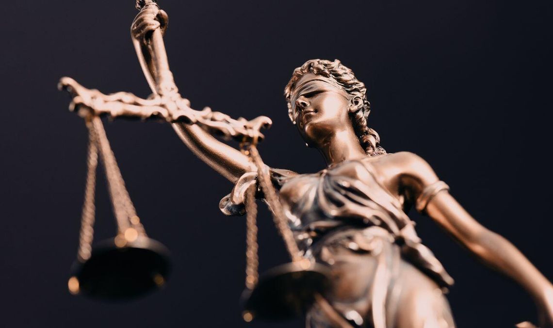 Zatrzymali go zakrwawionego na ulicy. Wcześniej zabił partnerkę. Robert G. skazany na dożywocie Temida, zdjęcie ilustracyjne