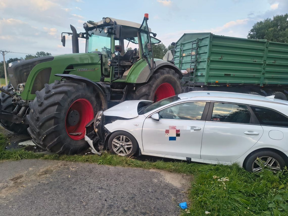 Zderzenie samochodu osobowego z ciągnikiem w Otłówku. Matka z córką trafiły do szpitala Zderzenie samochodu osobowego z ciągnikiem w Otłówku. Matka z córką trafiły do szpitala