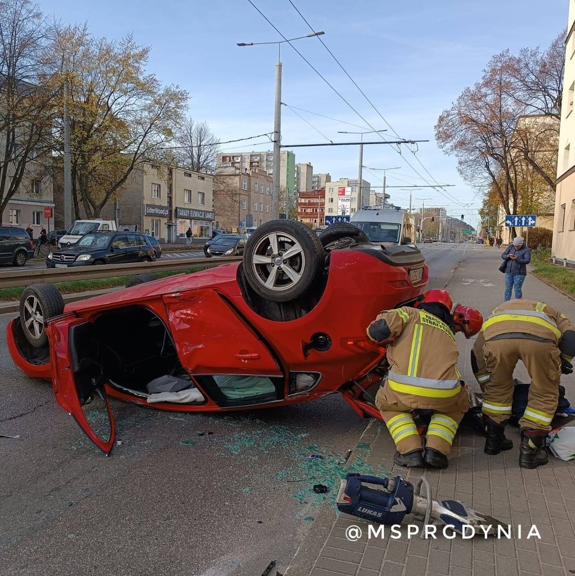 Groźna kolizja trzech samochodów w Gdyni! Jedno auto dachowało