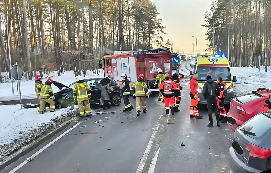 Zderzenie trzech aut na między Kościerzyną a Skorzewem. Dwie osoby trafiły do szpitala