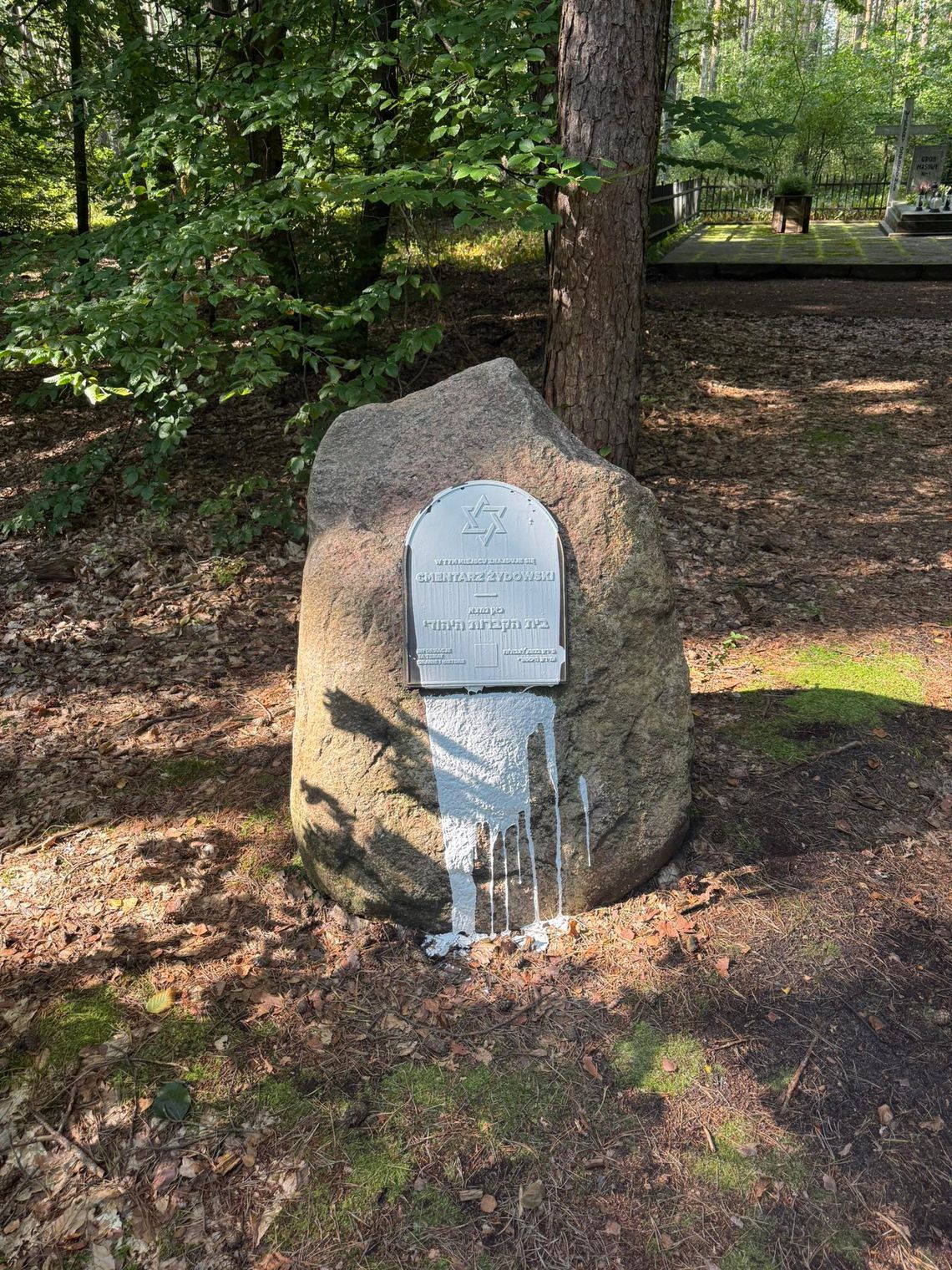 Zdewastowano pomnik na cmentarzu żydowskim w Skarszewach. Sprawę wyjaśnia policja