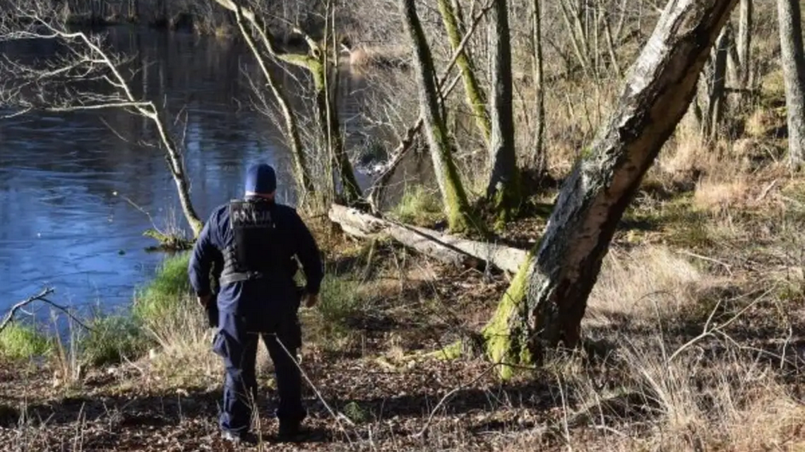 policjant przy stawie