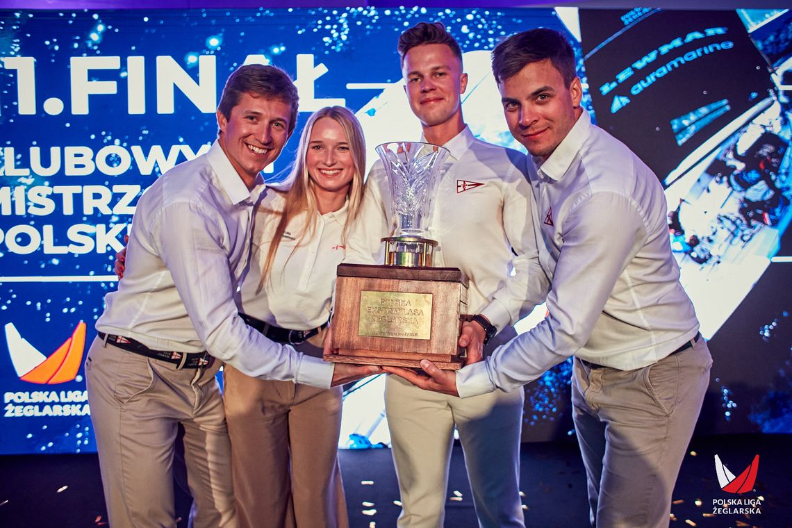 załoga Yacht Clubu Gdańsk po zwycięstwie w Polskiej Lidze Żeglarskiej