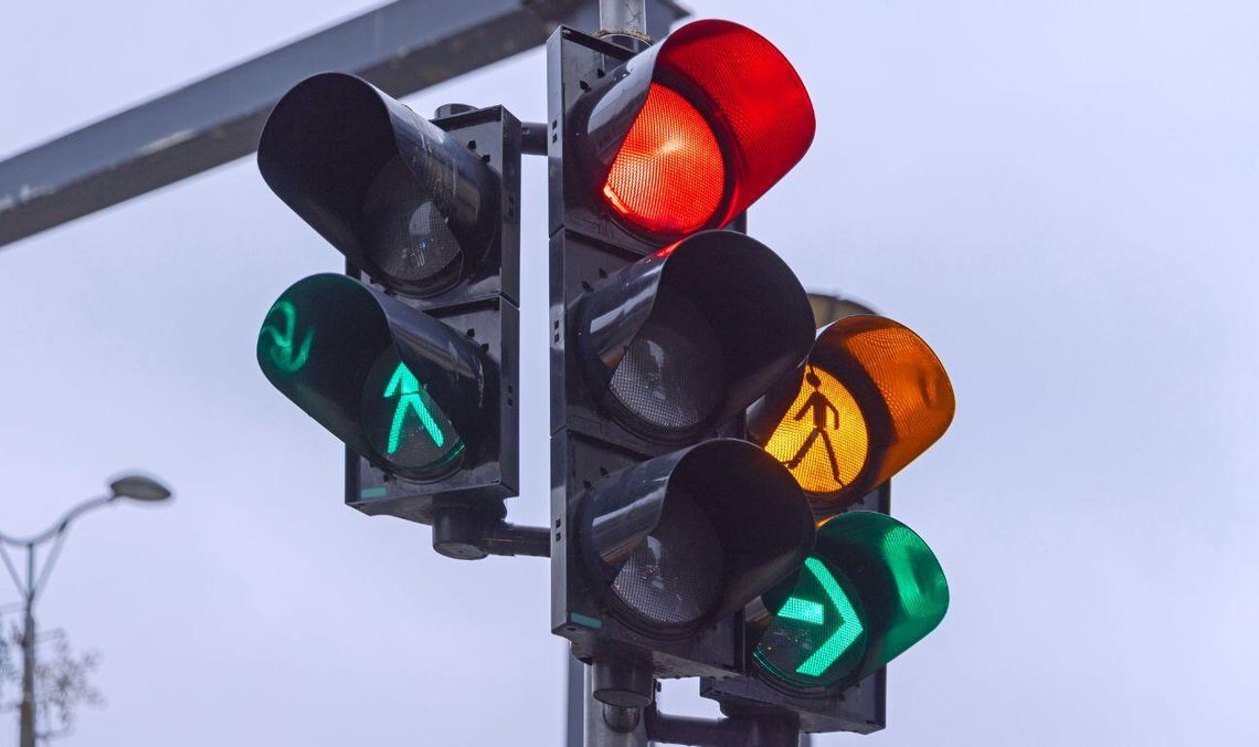Zielona strzałka bez zatrzymywania. Nowe przepisy dla kierowców coraz bliżej