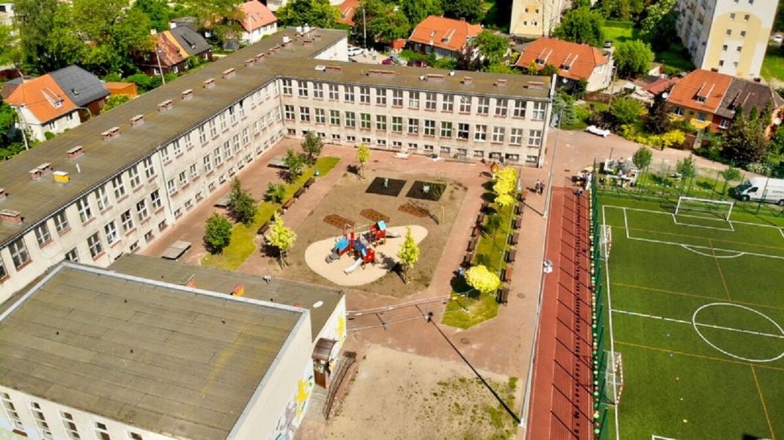 Zielony Trójkąt w Gdańsku nie dla dewelopera. Historyczne osiedle wpisano do ewidencji zabytków Szkoła Podstawowa nr 69 w Gdańsku, w tle budynki wpisane do rejestru zabytków