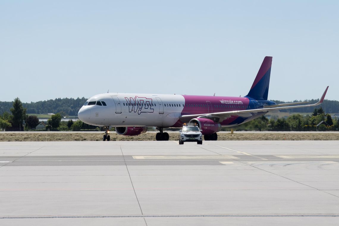 Samolot Wizz Air podczas startu z lotniska